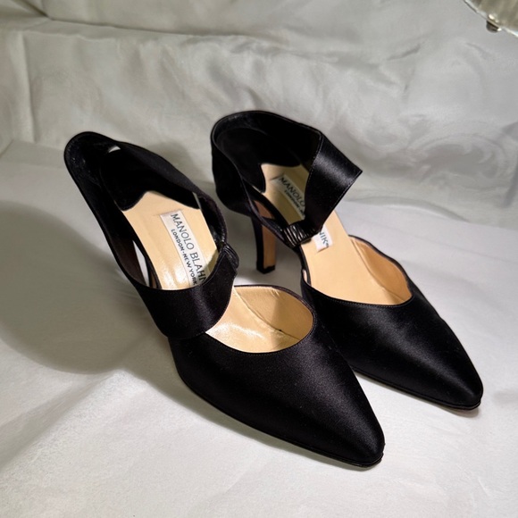 Manolo Blahnik Elegant Black Satin Heels - Picture 1 of 16